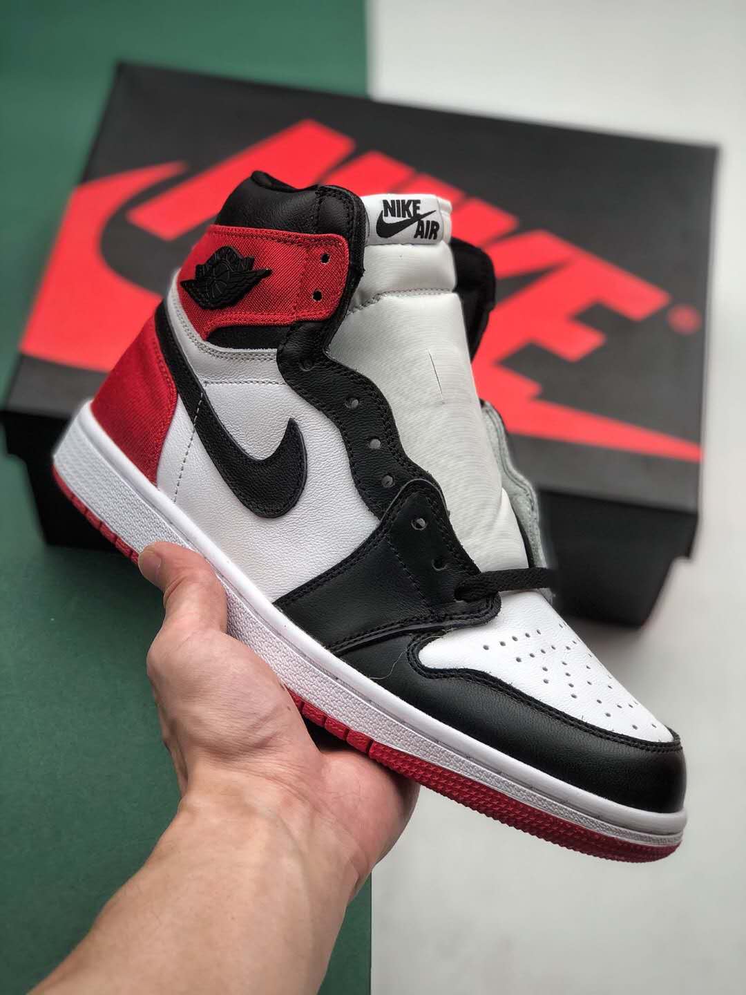 Air Jordan 1 Retro High OG 'Chicago' 2015 555088-101