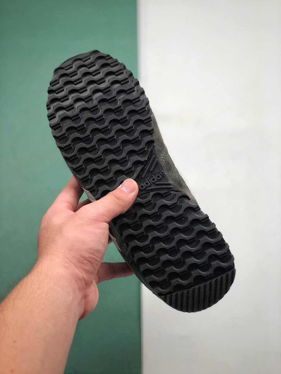 Adidas ZX 700 M19391 - Stylish and Comfortable Sneakers for Men Adidas ZX 700 M19391 - Stylish and Comfortable Sneakers for Men