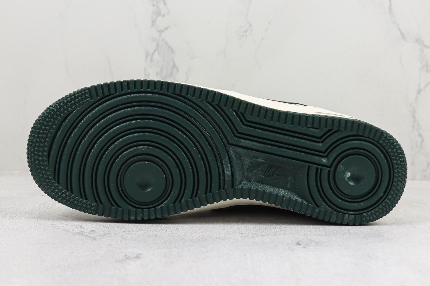 Nike Air Force 1 07 Low White Green Metallic Gold SP0758-027 - Classic Style with a Unique Twist Nike Air Force 1 07 Low White Green Metallic Gold SP0758-027 - Classic Style with a Unique Twist