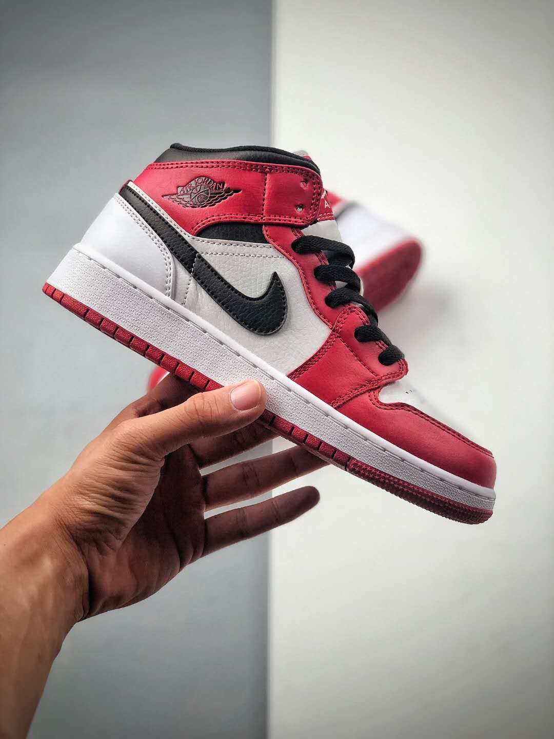 Air Jordan 1 Mid 'Chicago' 554725-173 - Authentic Retro Sneakers