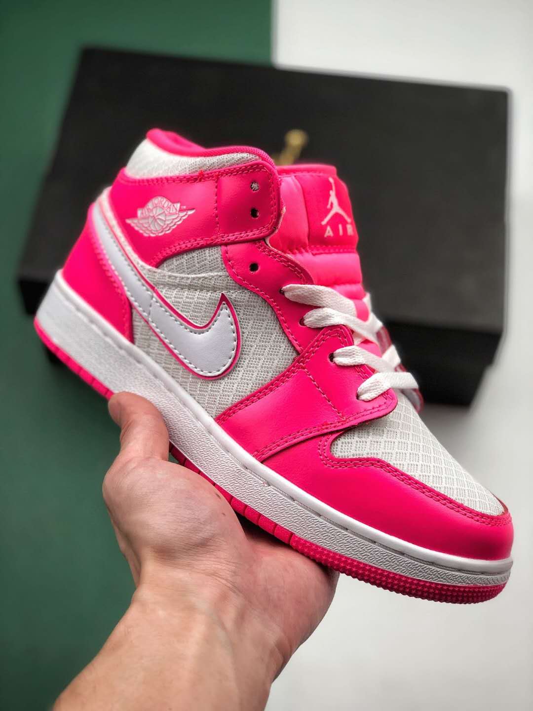 Air Jordan 1 Mid 'Hyper Pink' 555112-611 - Stylish and vibrant sneaker for all.