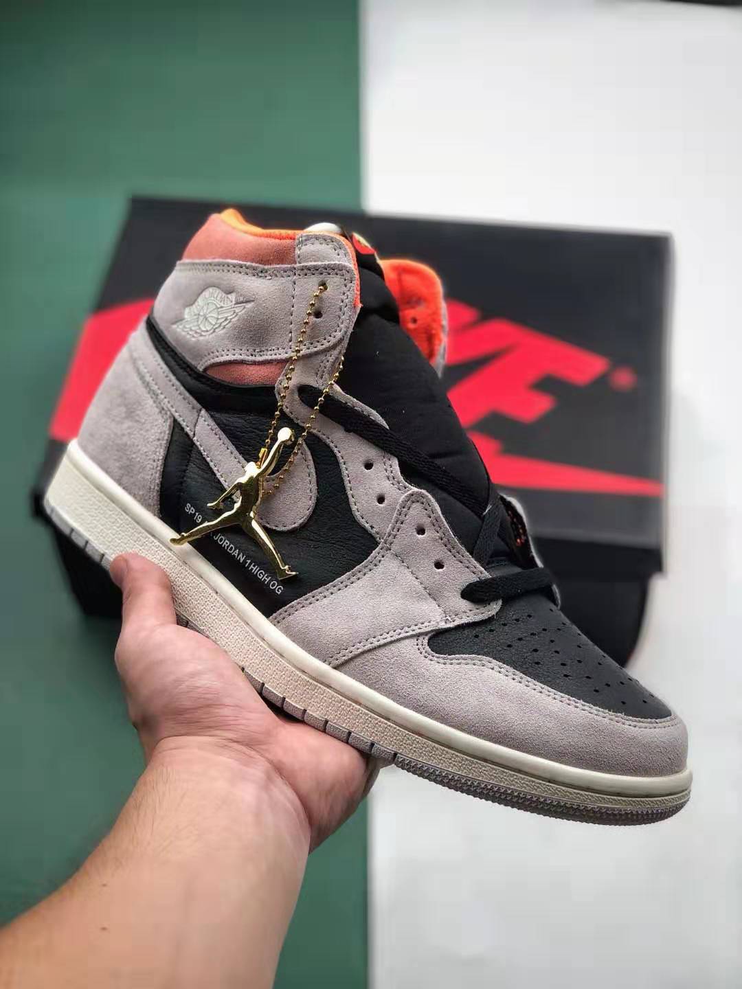 Air Jordan 1 Retro High OG 'Neutral Grey' 555088-018