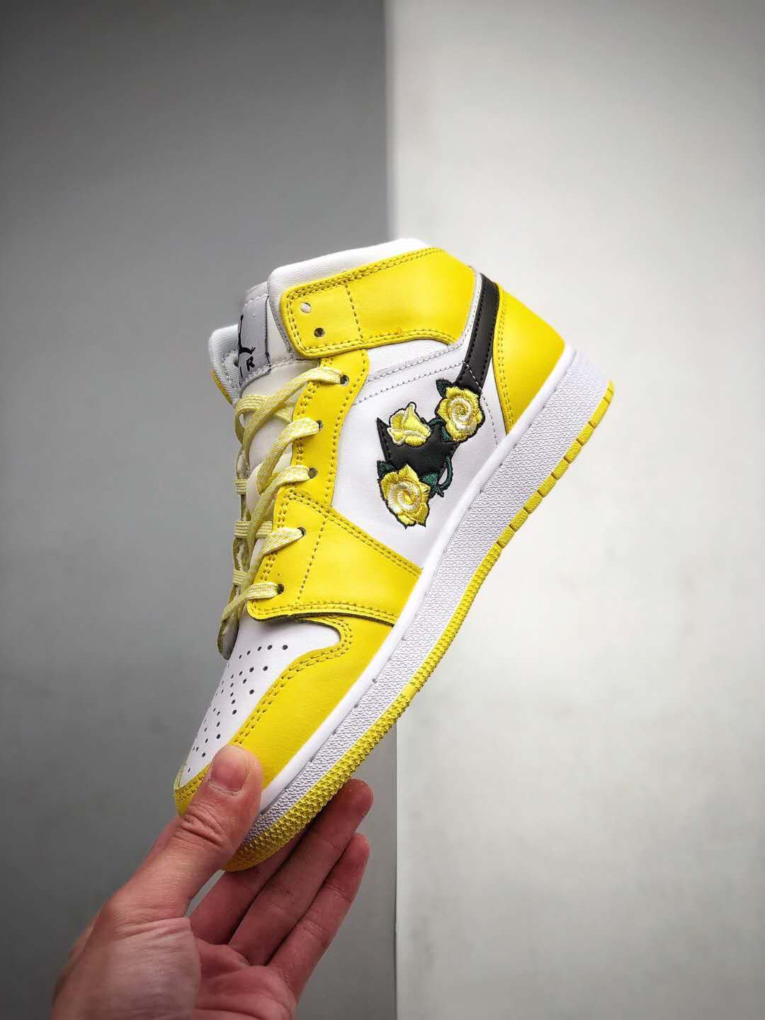 Air Jordan 1 Mid SE 'Rose Patch - Dynamic Yellow' AV5174-700 | Stylish and Vibrant Footwear Air Jordan 1 Mid SE 'Rose Patch - Dynamic Yellow' AV5174-700 | Stylish and Vibrant Footwear