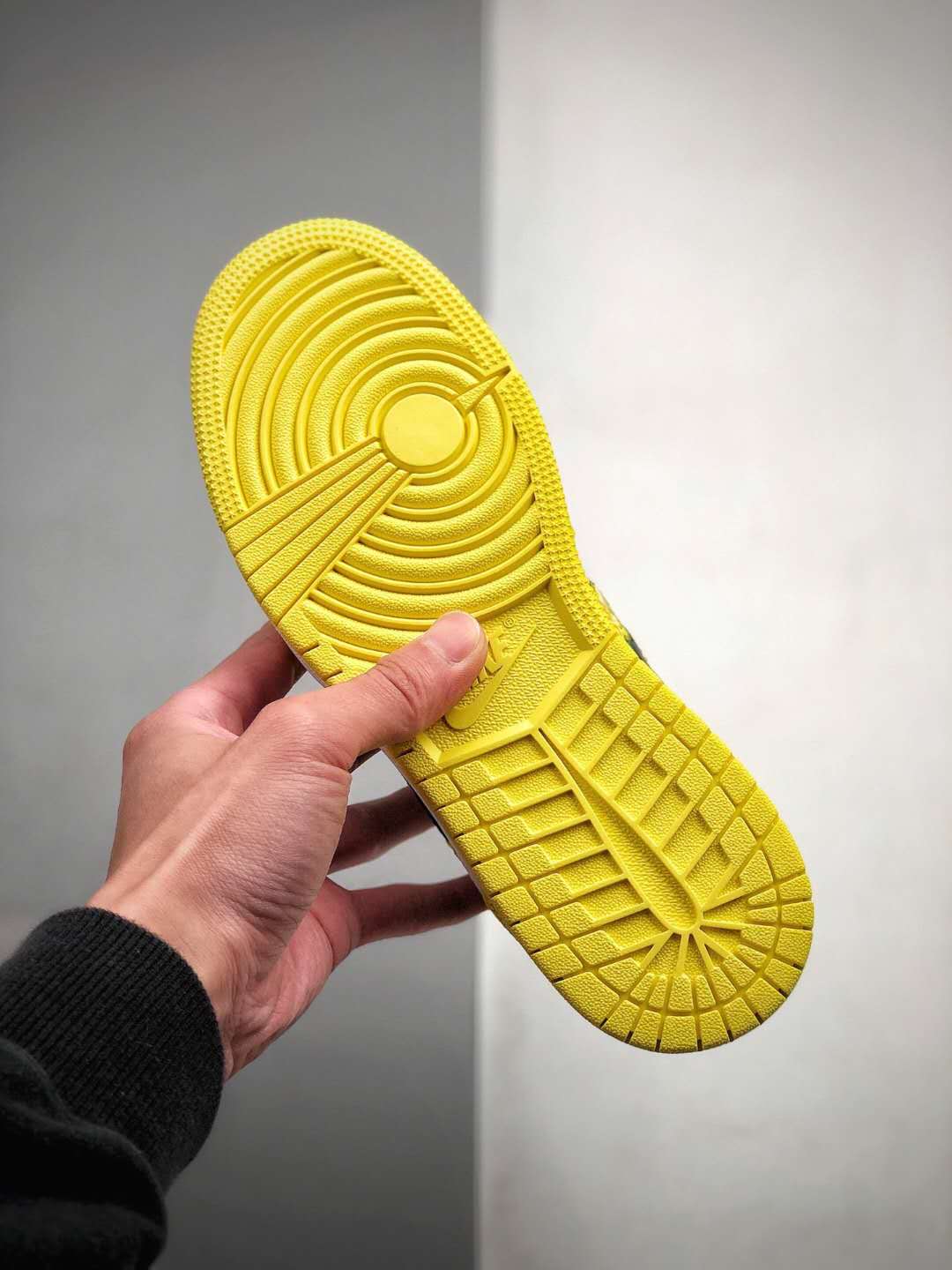 Air Jordan 1 Mid SE 'Rose Patch - Dynamic Yellow' AV5174-700 | Stylish and Vibrant Footwear Air Jordan 1 Mid SE 'Rose Patch - Dynamic Yellow' AV5174-700 | Stylish and Vibrant Footwear