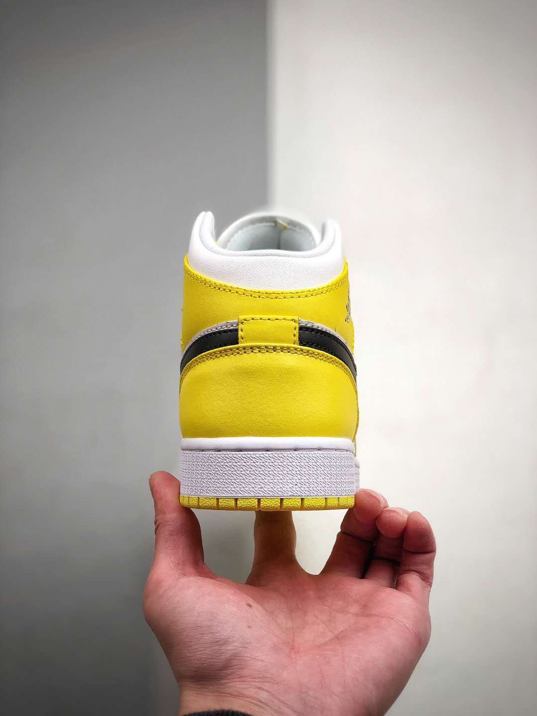 Air Jordan 1 Mid SE 'Rose Patch - Dynamic Yellow' AV5174-700 | Stylish and Vibrant Footwear Air Jordan 1 Mid SE 'Rose Patch - Dynamic Yellow' AV5174-700 | Stylish and Vibrant Footwear