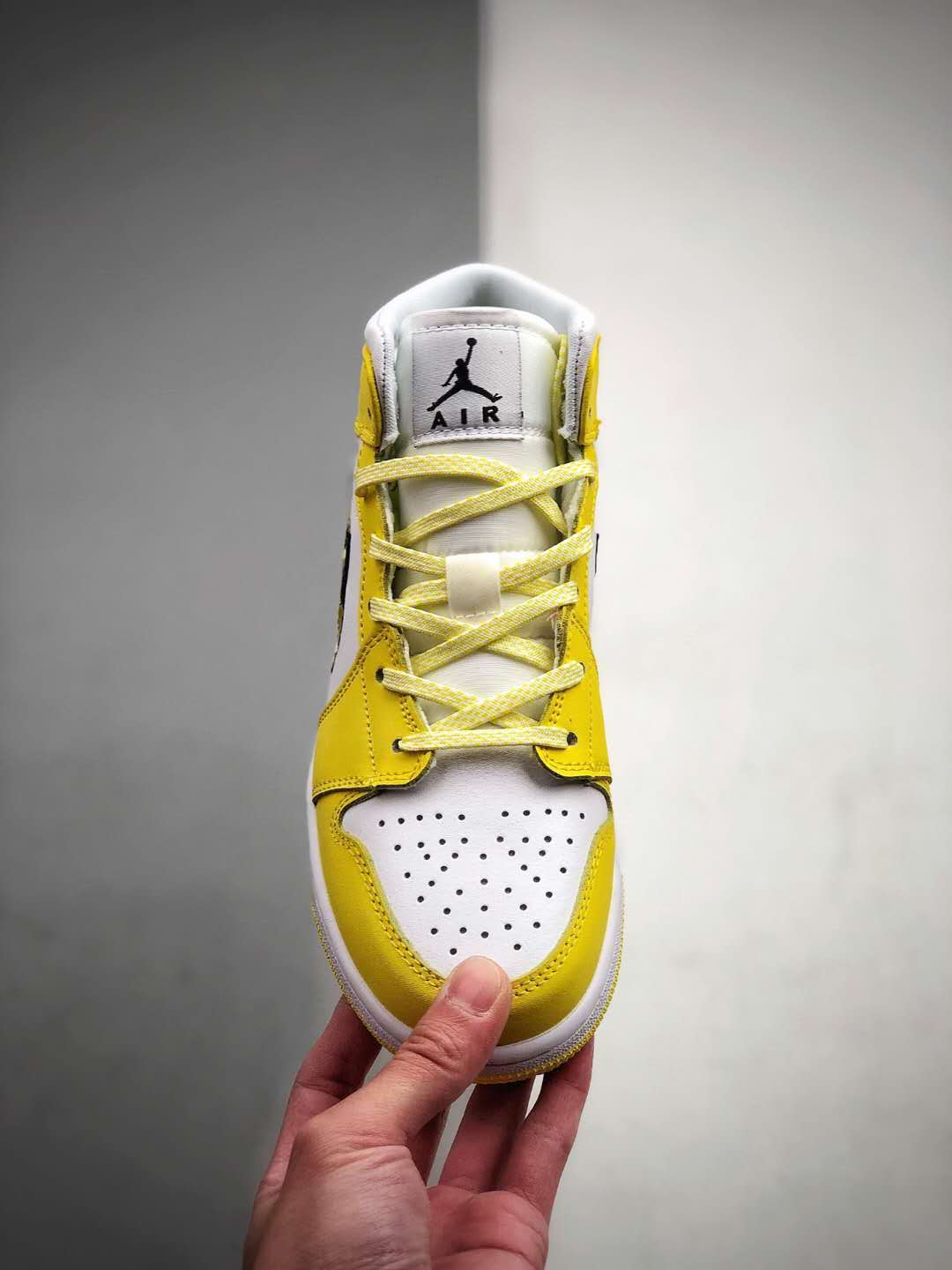 Air Jordan 1 Mid SE 'Rose Patch - Dynamic Yellow' AV5174-700 | Stylish and Vibrant Footwear Air Jordan 1 Mid SE 'Rose Patch - Dynamic Yellow' AV5174-700 | Stylish and Vibrant Footwear