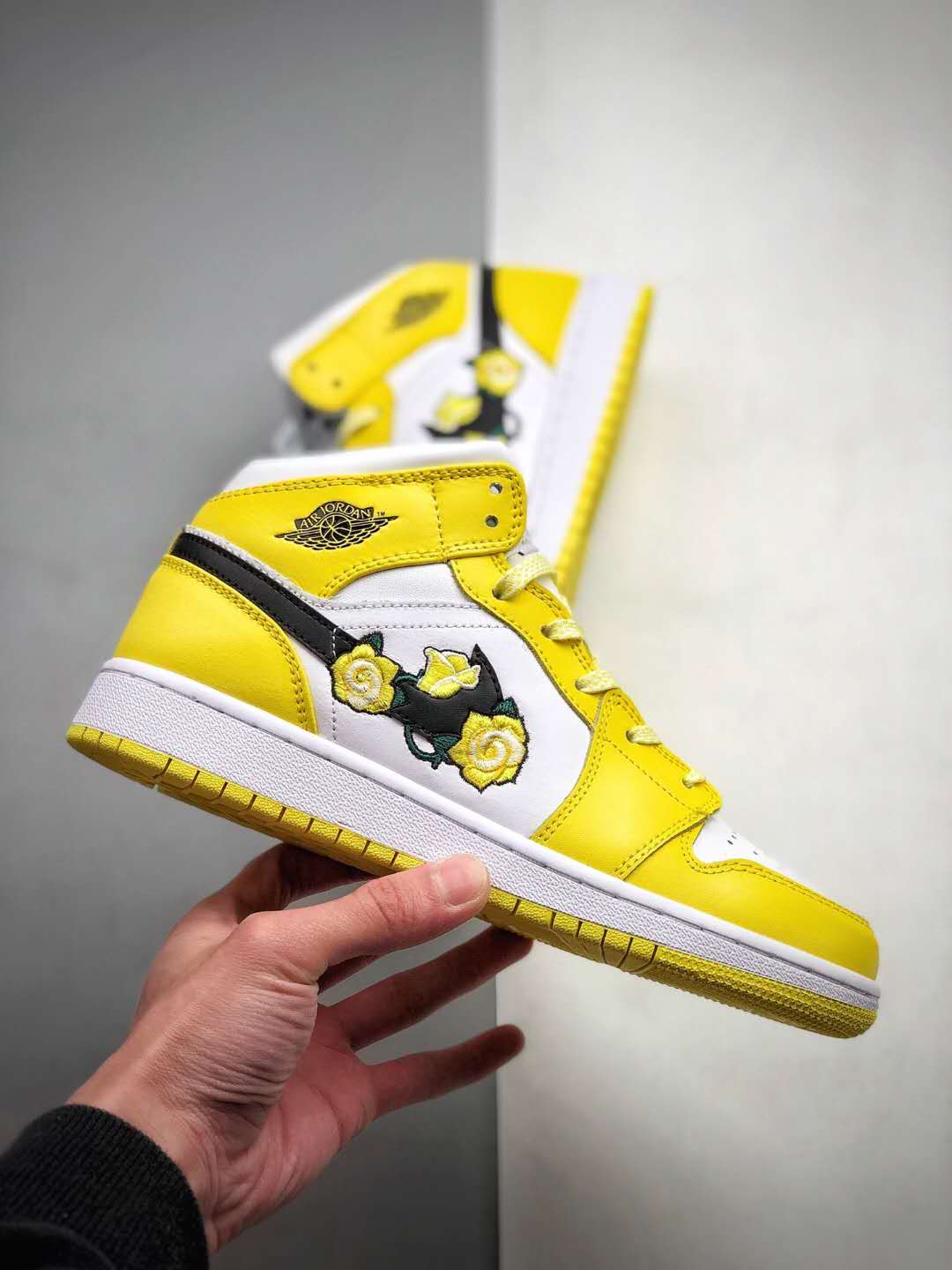 Air Jordan 1 Mid SE 'Rose Patch - Dynamic Yellow' AV5174-700 | Stylish and Vibrant Footwear Air Jordan 1 Mid SE 'Rose Patch - Dynamic Yellow' AV5174-700 | Stylish and Vibrant Footwear
