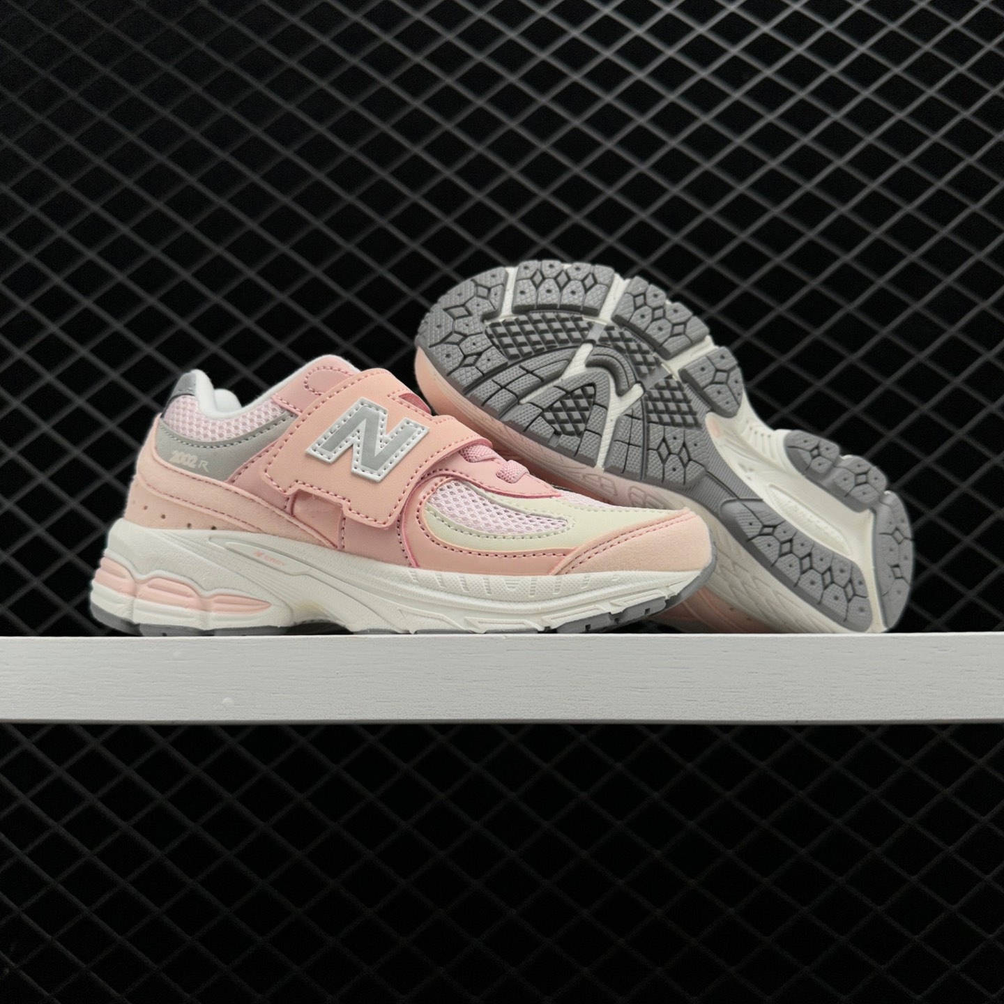 New Balance 2002R Kids Sneaker Pink White - Stylish and Comfortable Footwear!
