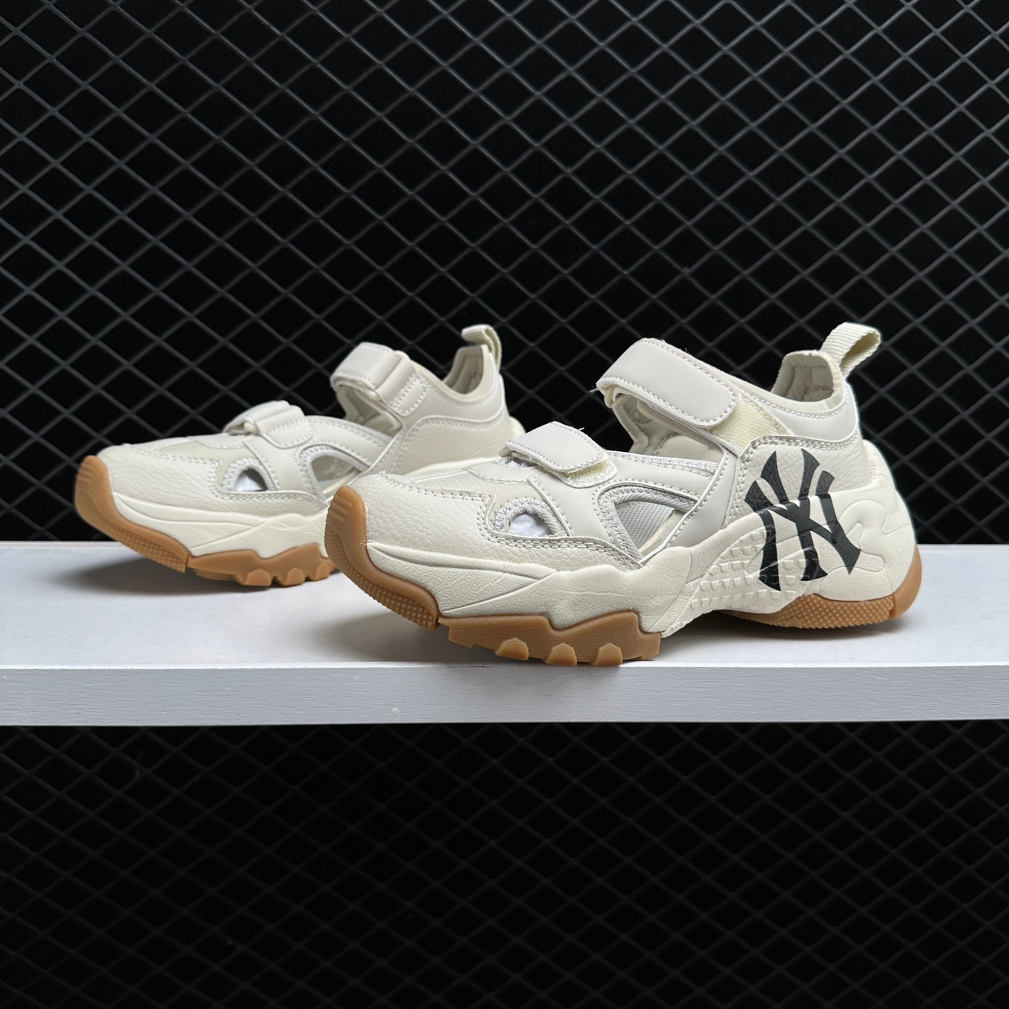 MLB Big Ball Chunky Mask NY Yankees Sandal Shoes - White | 3ASDCH133-50CRS MLB Big Ball Chunky Mask NY Yankees Sandal Shoes - White | 3ASDCH133-50CRS